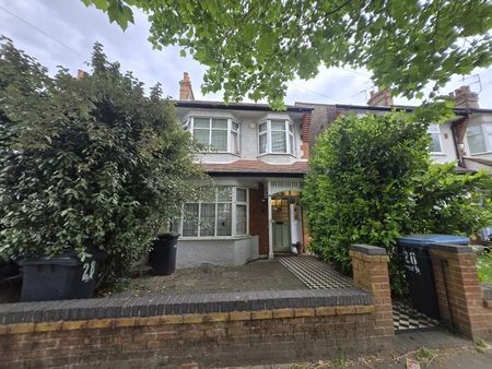 1 bedroom in a flat share to rent - Photo 5