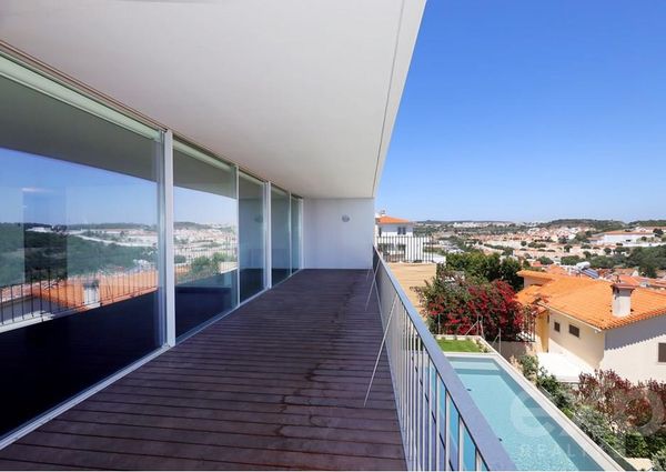 Moradia T5 para arrendamentoem Caxias Piscina  Imóvel  com possibilidade de  vir a ser mibilado .