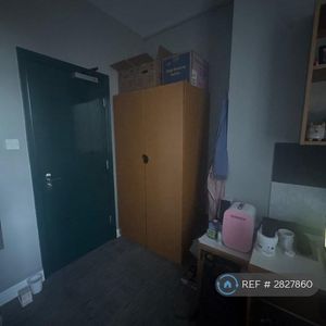 1 bedroom in a flat share to rent - Photo 3