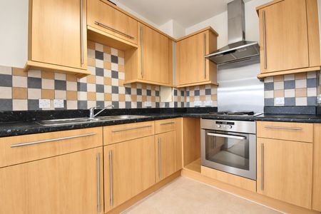2 bedroom Flat in Coombe Way, Farnborough - Photo 4