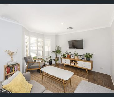 Charming & Renovated Home in Private Position - Photo 1