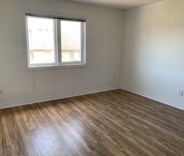 For Lease - 3083 Highbourne Crescent, Oakville, Ontario - Photo 5