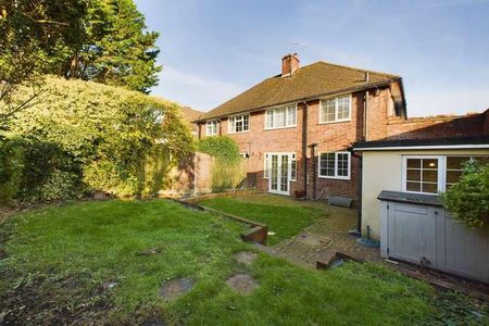 Well Presented Bed Home With Off-street Parking & Garden, HP1 - Photo 4