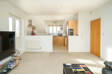 2 bedroom flat to rent - Photo 2