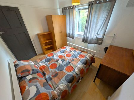 3 Bed Terraced House, Austrey Avenue, NG9 - Photo 2