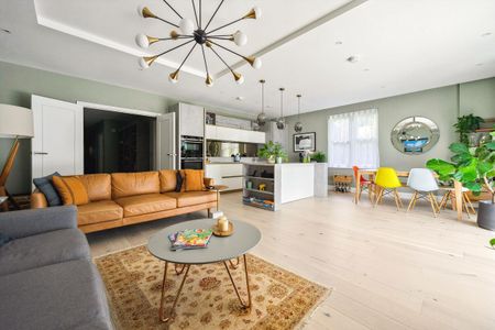 A fantastic three-bedroom apartment located in Wimbledon Hill Park, benefiting from a concierge, cinema room, gym and communal gardens. - Photo 3