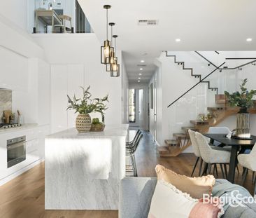 High-End Luxury - Townhouse in Family Orientated Location! - Photo 3