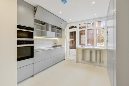 3 bedroom flat in South Kensington - Photo 4