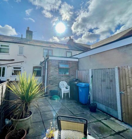 2 bedroom terraced house to rent - Photo 4