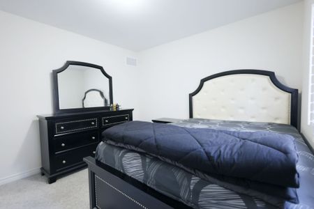 For Lease - 327 Northglen Blvd Boulevard, Clarington, Ontario - Photo 3