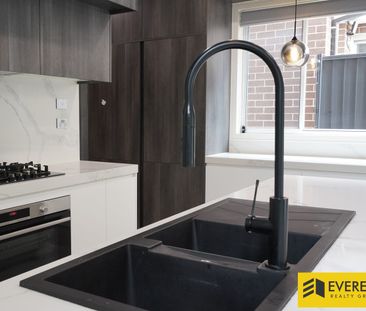 Luxury 5-Bedroom Family Residence with Outdoor Kitchen | Prime Bard... - Photo 3