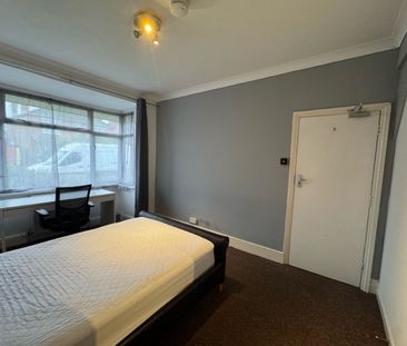 Room in a Shared House, Langhorn Road, SO16 - Photo 2