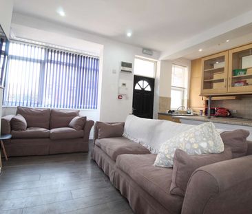 🏡 5-Bed House Share | Burley, Leeds | Close to City Centre Room 2 - Photo 1