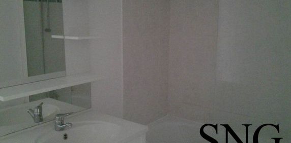 T2 AVEC BALCON ET PLACE DE PARKING - Photo 2