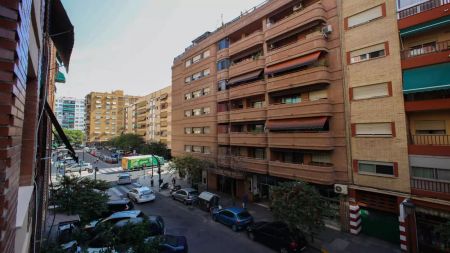 Room in a shared 4-bedroom apartment for rent in Ciutat Jardí - Foto 3