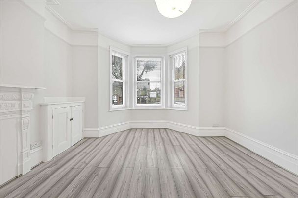 A bright two bedroom apartment to rent on Essendine Road located on the raised ground floor. - Photo 1