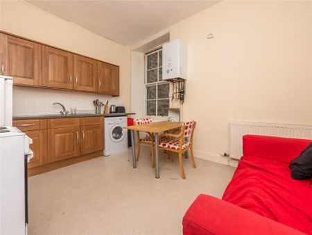 3 bedroom flat to rent - Photo 5