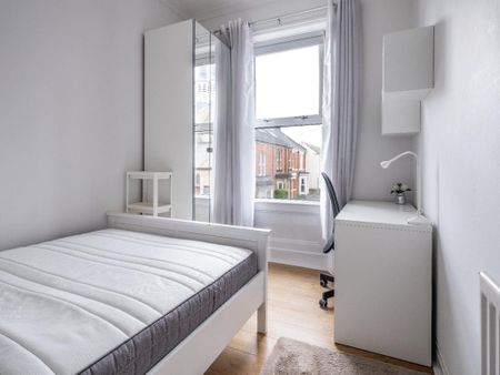 3 bedroom apartment to rent - Photo 4