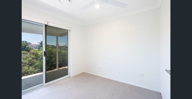 MODERN WATERFRONT ENTERTAINER WITH SKYLINE VIEWS IN BENOWA WATERS - Photo 1