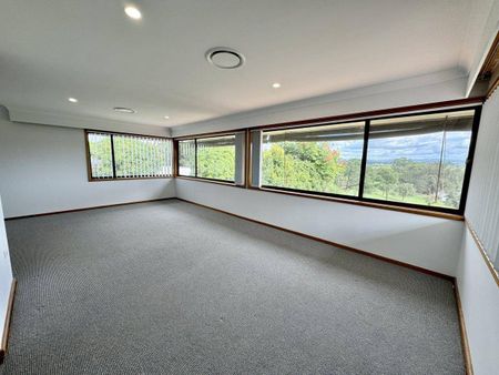 Three Bedroom Home with Golf Course Views - Garden and Lawn Maintenance Included - Photo 2