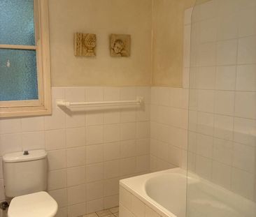 Charming Family Home in Peaceful Leafy Setting - Walk to Town - Photo 2