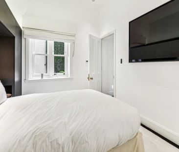 3 bedroom flat in London - Photo 2