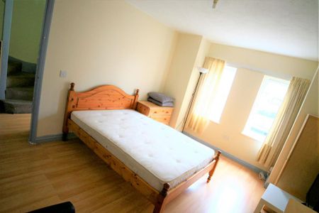 4 bedroom end of terrace house to rent - Photo 5