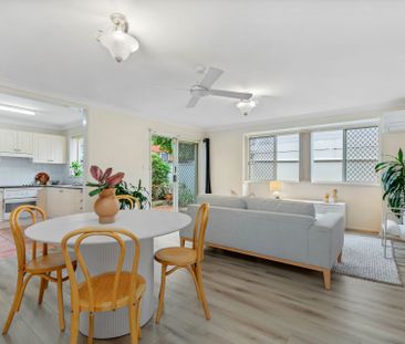 Beautiful three bedroom villa, Includes single garage plus addition... - Photo 3