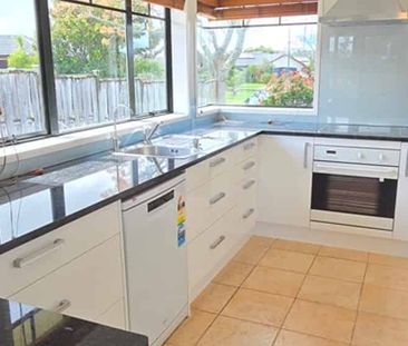 Newly Renovated 3 Bedroom 2 Bathroom Home - Photo 2