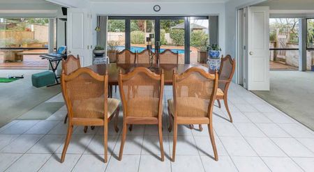 Spacious 5 Bedroom in Hillcrest - Photo 2