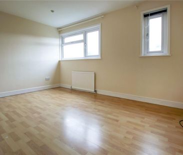 3 bedroom end of terrace house to rent - Photo 2