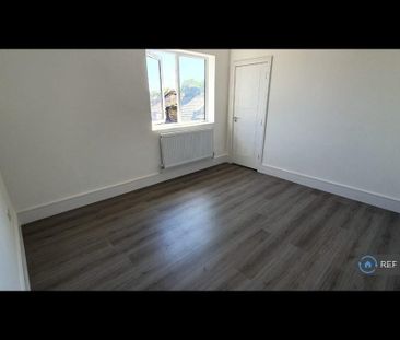 3 bedroom flat to rent - Photo 2