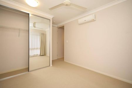 Beautiful Modern Home - Media Room - Private Backyard - Solar - Photo 5