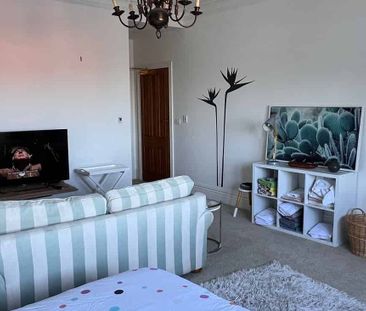 Extra large 1 bedroom apartment city-end Kelburn - Photo 1