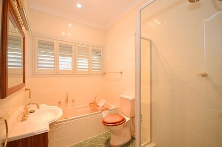 Large Family Home in Great Location&excl;&excl; - Photo 5