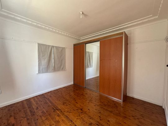 Three bedroom house in a perfect location for lease now! - Photo 1
