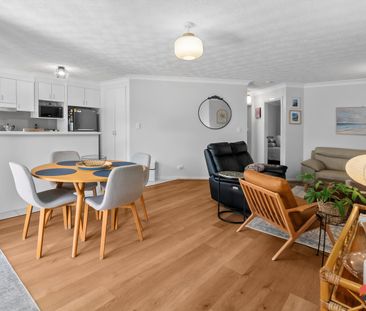 Modern 2 Bed, 2 Bath Ascot Unit with Lock-up Garage - Photo 1