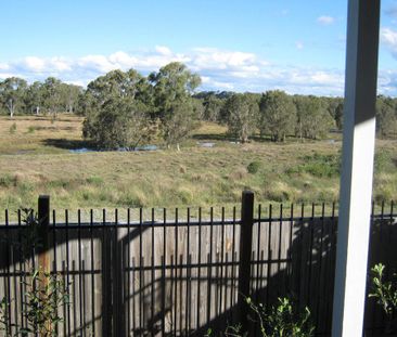 PET FRIENDLY! MODERN 3 BEDROOM TOWNHOUSE NEAR NORTH LAKES! - Photo 5