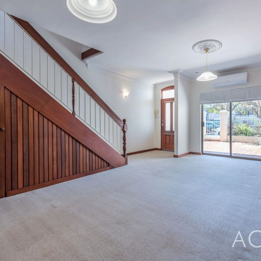 TWO BEDROOM TOWNHOUSE IN FANTASTIC LOCATION! - Photo 1