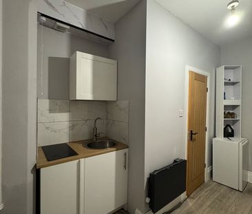 Studio Flat, Radstock Road, RG1 - Photo 1