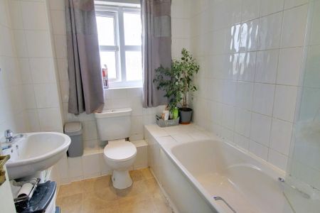 3 bedroom end of terrace house to rent - Photo 4