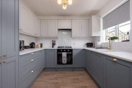 5 Bed Semi-Detached House, Paxton Court, LS12 - Photo 4
