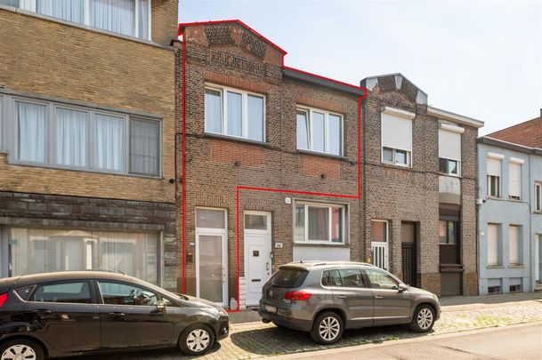 VOLLEDIG GERENOVEERD HUIS MET 3 SLPKS EN TUIN - Photo 1
