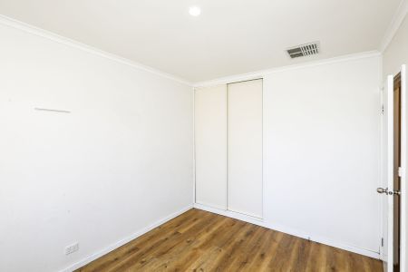 Light Three Bedroom Property - Photo 2
