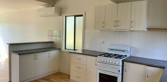 2 BEDROOM COTTAGE IN MORUYA - Photo 2