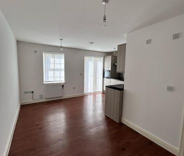 4 bedroom end of terrace house to rent - Photo 1