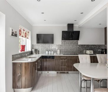 5 bedroom detached house to rent - Photo 2