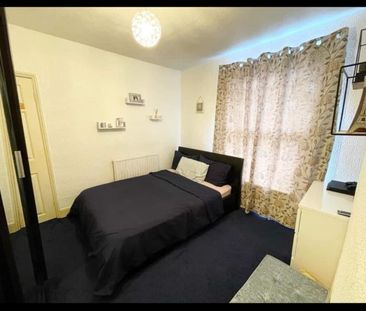 4 Bed Detached House, Wedderburn Road, IG11 - Photo 4