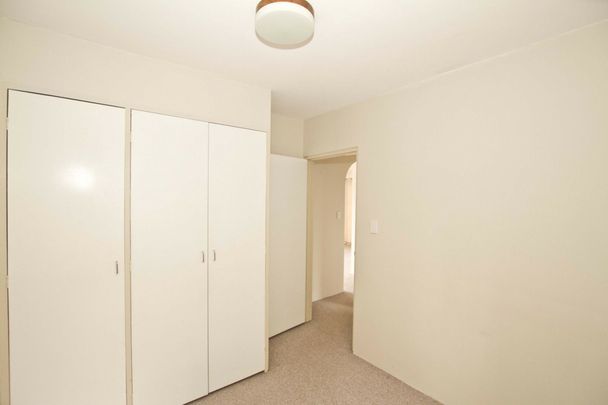 2 BEDROOM UNIT WALKING DISTANCE TO SHOPS ! - Photo 1