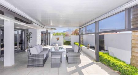 Executive style home at the end of a quiet cul-de-sac - Photo 2